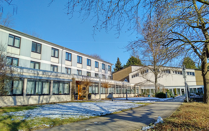 Hier haben die Patres gelebt und gewirkt. Nach 95 Jahren verlassen sie nun Biesdorf. Das Foto zeigt das Patreswohnheim und die Kapelle im Januar 2017.