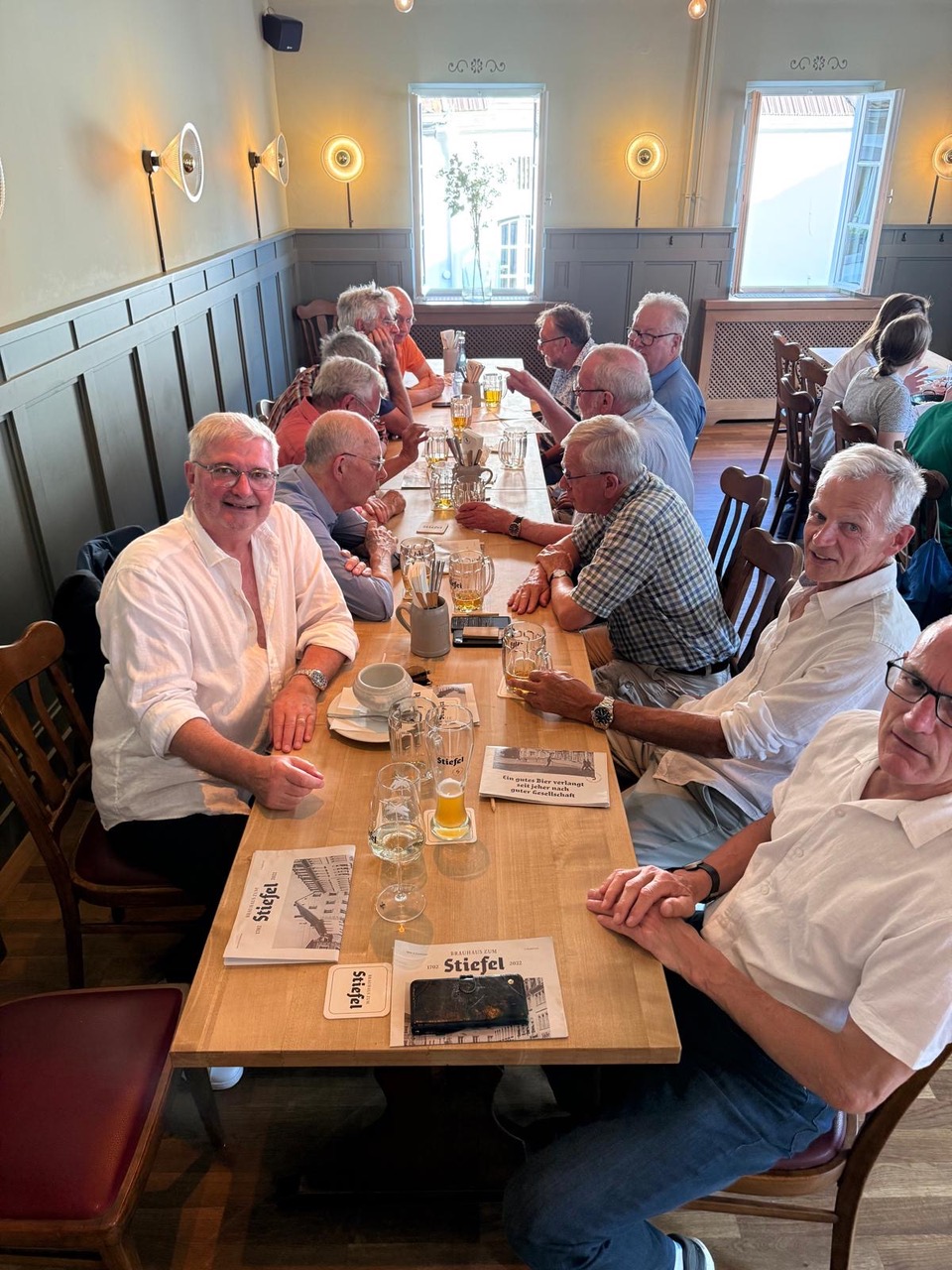 Geselliges Beisammensein: Die Abiturienten von 1975 treffen sich nach 50 Jahren in Saarbrücken.