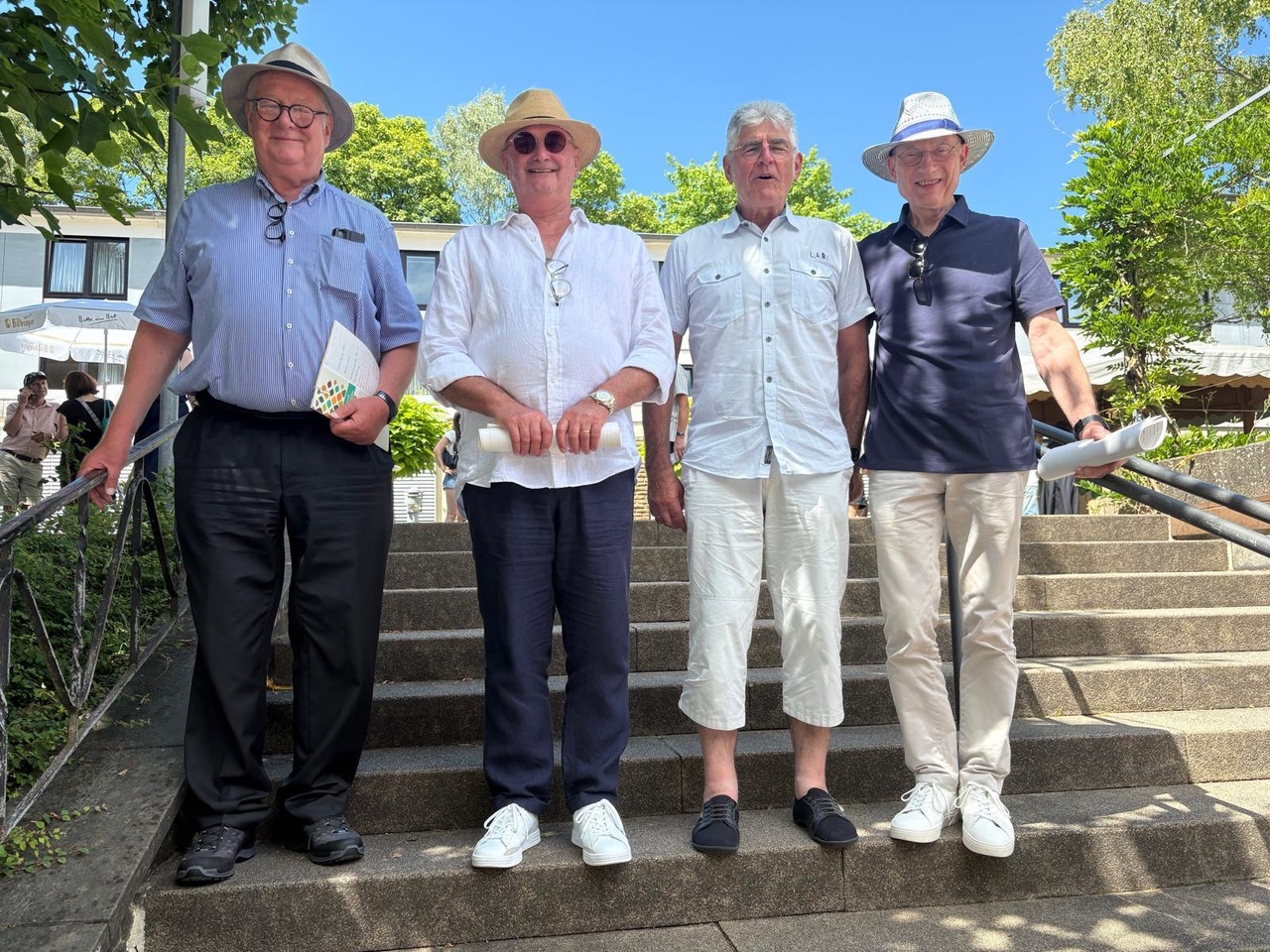 Vier Abiturienten des Jahrgangs 1975 haben sich ihre Abiturarbeiten beim Besuch der Hauskirmes 2025 angesehen.